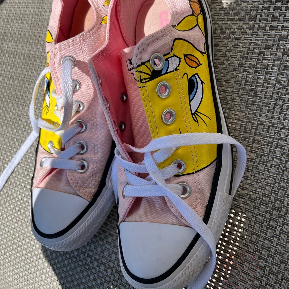 Like NEW Converse tweety bird